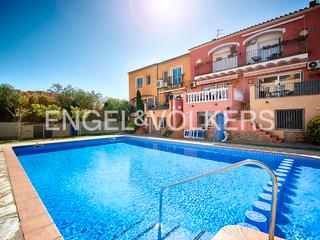 Casa adossada  Carrer badia-gran reserva. Casa adossada a empuriabrava a 50m del mar