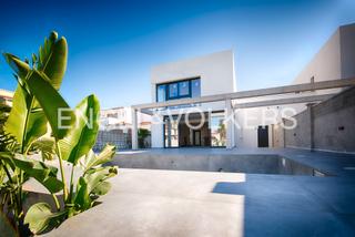 Casa aparellada  Carrer norfeu. Nueva villa en venta al canal en empuriabrava