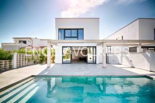 Doppelhaus  Carrer norfeu. Nueva villa en venta al canal en empuriabrava