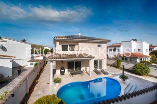 Casa  Carrer montgrí. Villa exclusiva: puro estilo y confort
