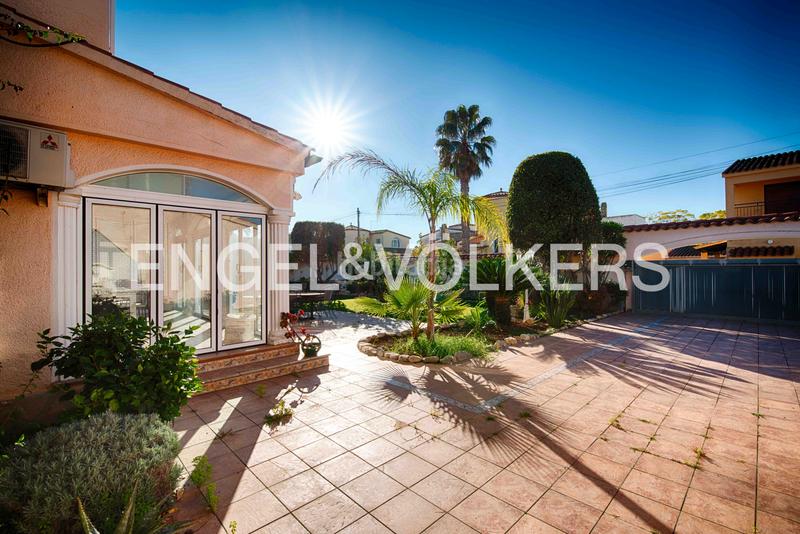 Foto 454f0f79-8d6d-4ed2-9a4e-5f9df8e1dcbf. Casa  de 4 habitaciones con piscina en Requesens Empuriabrava