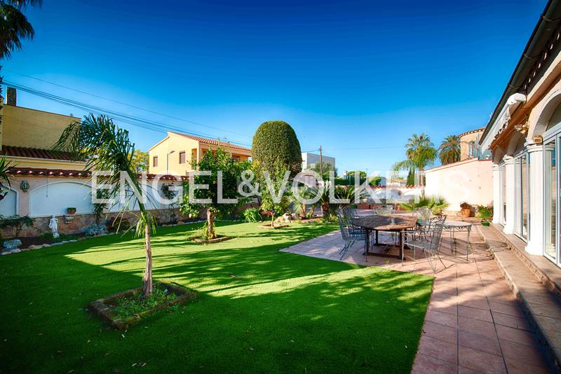 Foto bfcfd1c7-ed8c-480e-b114-0adbf2a01413. Casa  de 4 habitaciones con piscina en Requesens Empuriabrava