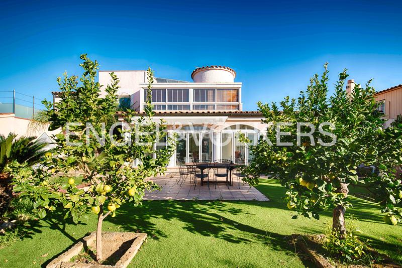 Foto d1add55b-4749-426e-83e4-c89003db0961. Casa  de 4 habitaciones con piscina en Requesens Empuriabrava