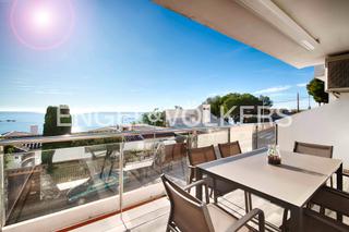 Pis a Puig Rom-Canyelles-Almadrava. Apartamento renovado con vista al mar - a solo cinco minutos de