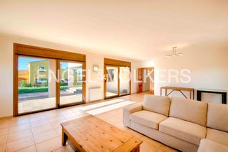 Casa  Carrer comtes de peralada. Casa con jardín en el golf de peralada