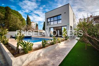 Casa  Carrer norfeu. Casa moderna junto al canal con amarre de 15 m