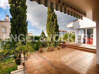 Chalet  Carrer de bernat desclot. Casa con jardín en el centro de roses
