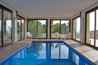 Xalet  Carrer xaloc. Exclusiva villa con piscina interior en una zona tranquila en pa