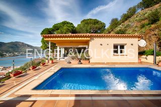 Casa a Carrer frederic marès 78. Dos casas con vistas al mar, piscina y licencia turística en el