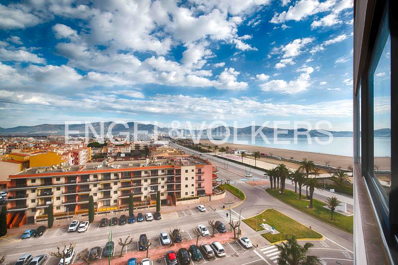 Foto 4c8f6d55-fa58-4b37-9988-e553d4bdb535. Apartamento idílico apartamento de 3 dormitorios en primera línea de mar en Empuriabrava