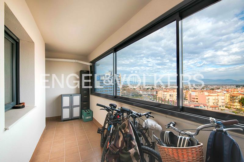 Foto df301f4d-7f96-43d9-8376-d5fa6854b945. Apartamento idílico apartamento de 3 dormitorios en primera línea de mar en Empuriabrava