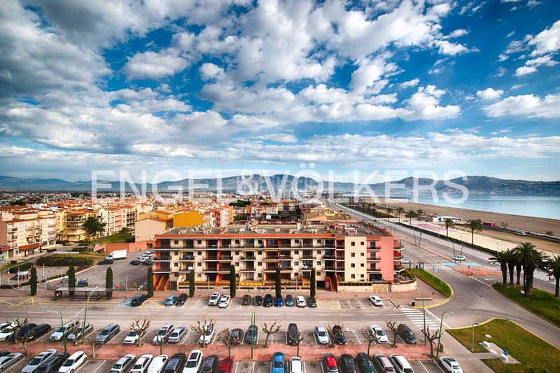 Foto e8d6e936-091c-431e-9017-328c5e550a10. Apartamento idílico apartamento de 3 dormitorios en primera línea de mar en Empuriabrava
