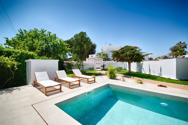 Foto 593c4762-ea5d-43de-b551-1df58321ed21. Casa adossada amb piscina a Cap Ras - Creus - Falconera Empuriabrava