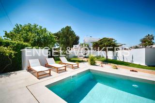 Maison jumele  Carrer falconera. Casa pareada renovada con amarre y piscina