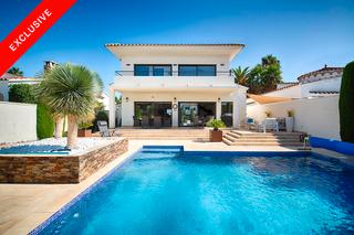 Chalet  Carrer freser. Magnífica villa en un canal ancho con 15 m de amarre