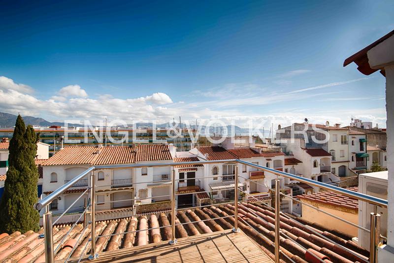 Foto 05112fbb-ad8c-46f8-928b-f59bc9db7fb0. Ático dúplex con gran terraza, amarre, parking y box en Empuriabrava