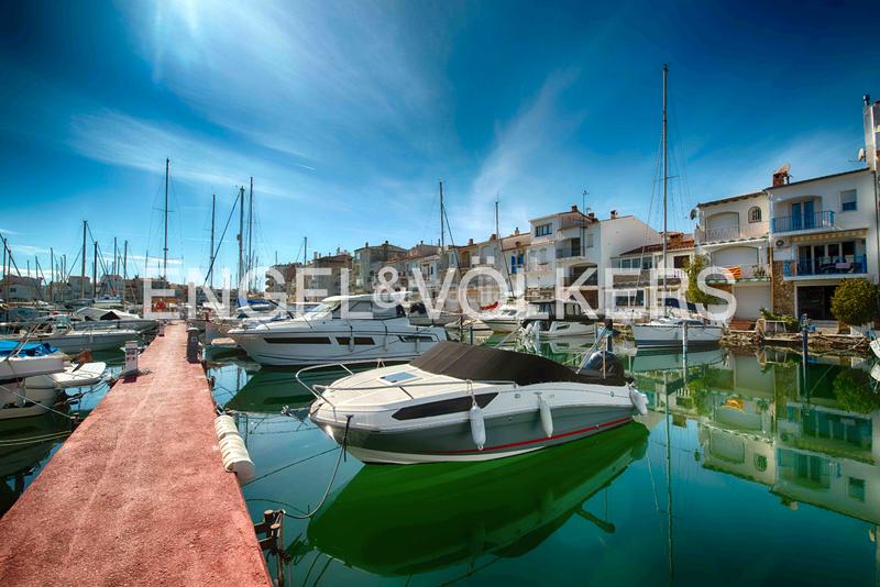 Foto 0bc6b6cf-db90-41c6-b2a2-c9d5f707bfe8. Ático dúplex con gran terraza, amarre, parking y box en Empuriabrava