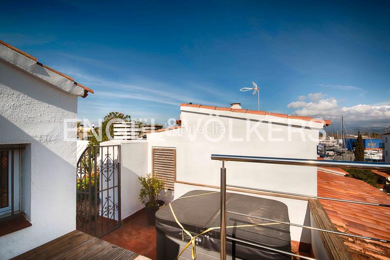 Foto 77c39315-e377-4343-a342-facdbc566104. Ático dúplex con gran terraza, amarre, parking y box en Empuriabrava