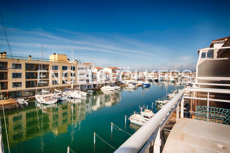 Foto 8b3d31ec-ec2b-42d5-95b9-6778cc58b53f. Ático dúplex con gran terraza, amarre, parking y box en Empuriabrava