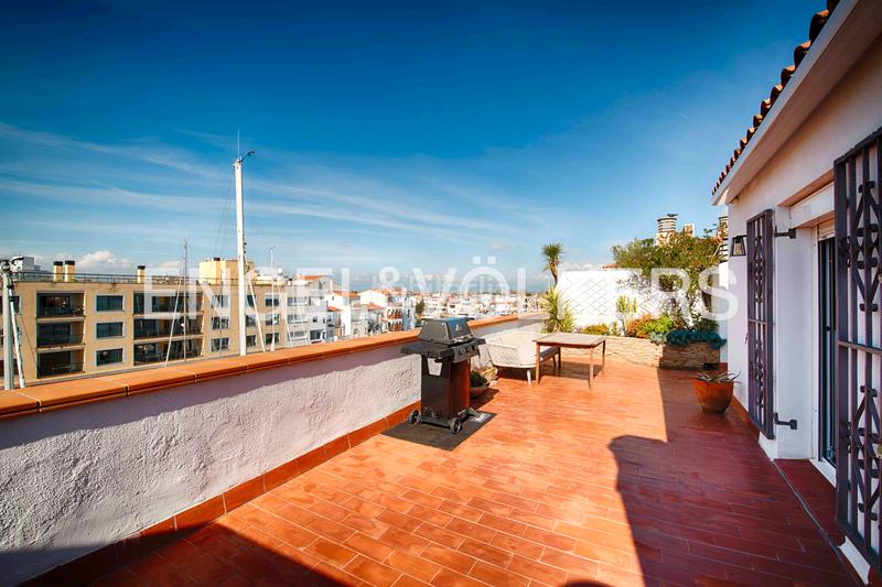 Foto b9eeae3a-cf78-401d-9a4e-0ed3a06e9817. Ático dúplex con gran terraza, amarre, parking y box en Empuriabrava