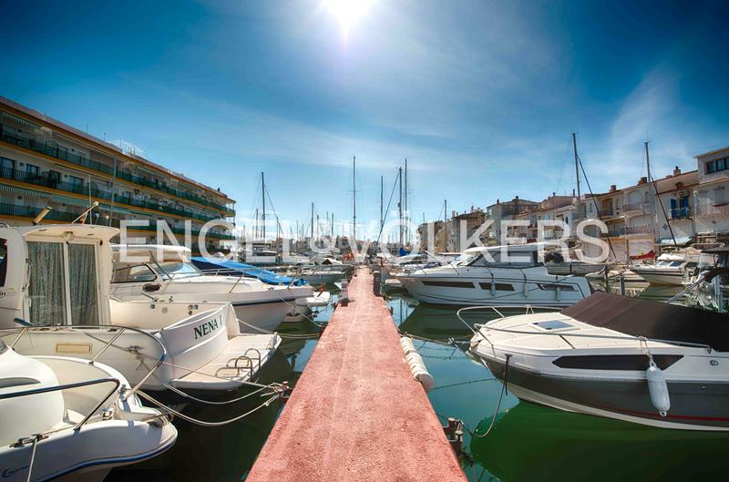 Foto e665049e-8bfd-4512-8b34-375b4525e8b5. Ático dúplex con gran terraza, amarre, parking y box en Empuriabrava