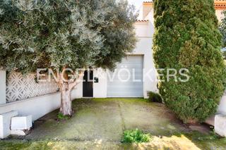 Casa adossada  Carrer puigmal-e1. Apartamento de dos habitaciones con garaje muy amplio