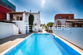 Maison jumele  Carrer mare de la font/castellonou. Casa con piscina en un tranquilo barrio residencial