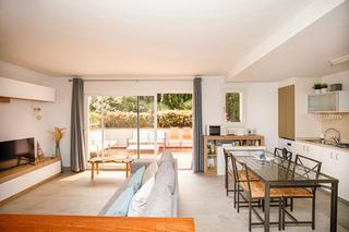 Pis  Carrer lluís aznarez. Encantador apartamento con terraza privada a pocos minutos del c