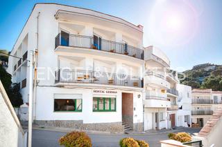 Casa aparellada  Carrer josep maria de sagarra. Oportunidad de inversión en el port de la selva, hostal con vist