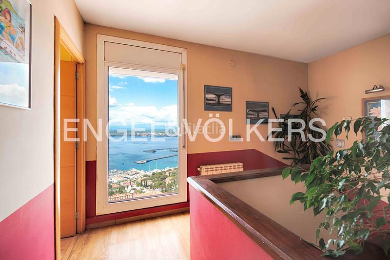 Foto 3e49fa05-8d9f-48d8-bfc3-af98cdf53285. Casa  con licencia turística, vistas impresionantes, psicina y garaje en Roses