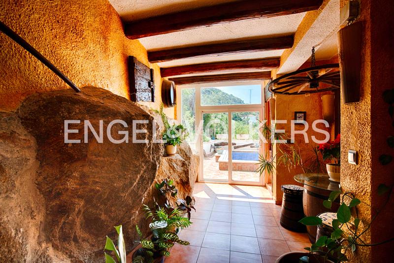 Foto 48ce16e2-9812-4bdf-84a9-fda34c8e71c6. Casa  con licencia turística, vistas impresionantes, psicina y garaje en Roses
