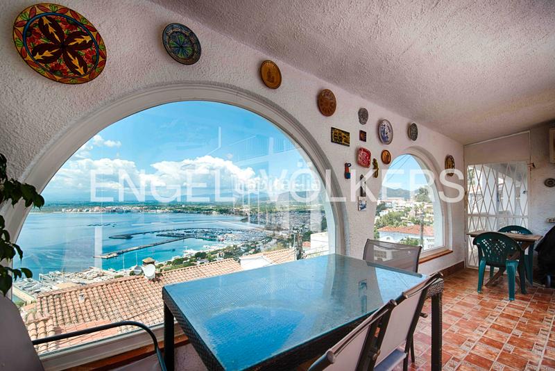 Foto 9c720be1-7196-49d6-9148-3cfd21339b3c. Casa  con licencia turística, vistas impresionantes, psicina y garaje en Roses