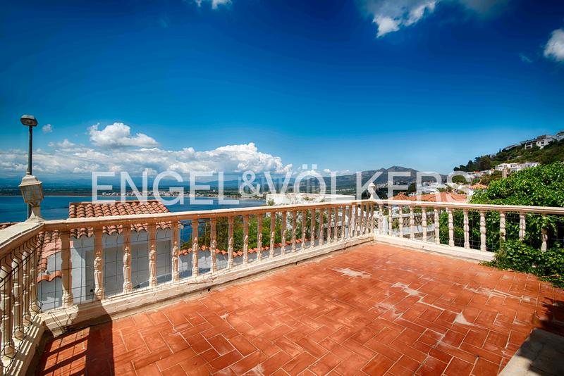Foto b64041fd-701b-47db-b940-2e2c443fb396. Casa  con licencia turística, vistas impresionantes, psicina y garaje en Roses