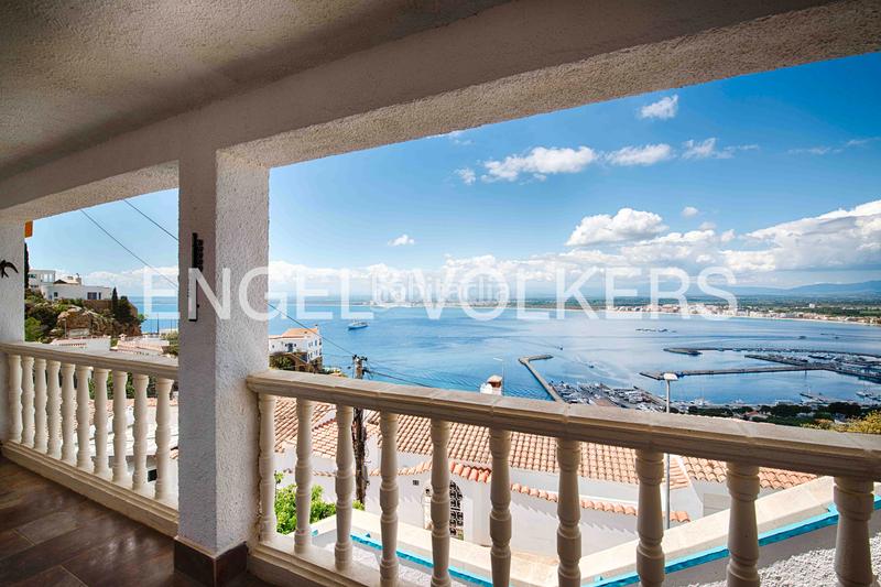 Foto ba681f31-9e59-49b1-b38b-0da988ae5713. Casa  con licencia turística, vistas impresionantes, psicina y garaje en Roses