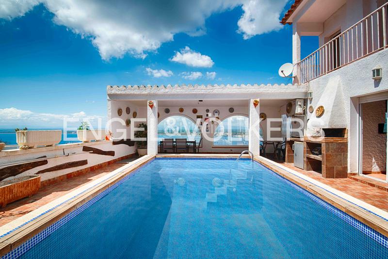 Foto caba9627-5be8-4e79-a567-37efaed6a49b. Casa  con licencia turística, vistas impresionantes, psicina y garaje en Roses