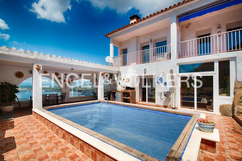 Foto ccfe6b5d-9e5b-4399-9120-12c2d1002776. Casa  con licencia turística, vistas impresionantes, psicina y garaje en Roses