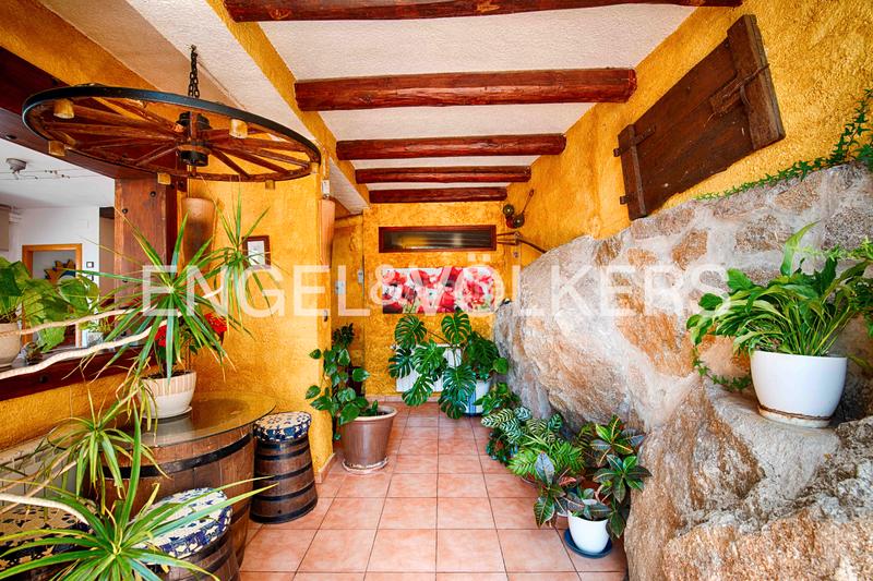 Foto d606faa8-894b-4fd0-abb5-476b14721c49. Casa  con licencia turística, vistas impresionantes, psicina y garaje en Roses
