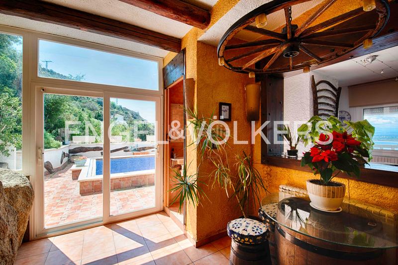 Foto dda3689e-82f2-484a-855a-1514e4b37345. Casa  con licencia turística, vistas impresionantes, psicina y garaje en Roses