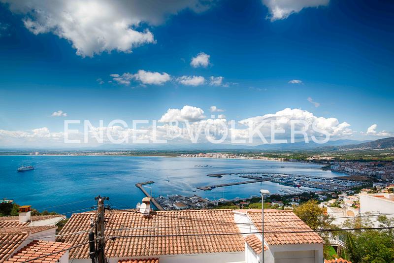 Foto e23e4d89-ecfc-4d29-bb4d-186499134f43. Casa  con licencia turística, vistas impresionantes, psicina y garaje en Roses