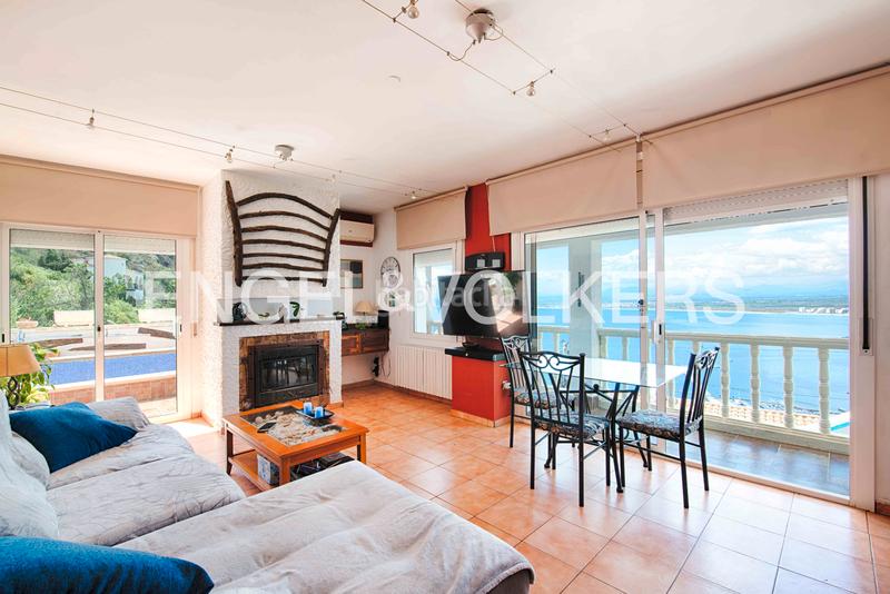 Foto e6802c1e-9886-4120-ba58-5fbf4cec4518. Casa  con licencia turística, vistas impresionantes, psicina y garaje en Roses