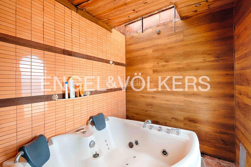 Foto f32edc4d-e2b5-493d-a5c3-a59ec37e2a52. Casa  con licencia turística, vistas impresionantes, psicina y garaje en Roses