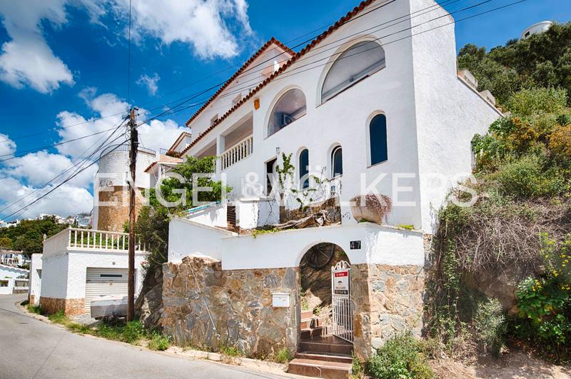 Foto fb2416ac-0eb3-493c-a3e8-629741fd4612. Casa  con licencia turística, vistas impresionantes, psicina y garaje en Roses