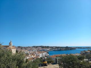 Terreny residencial a Cadaqués. Terreno con vista al mar a 2 minutos a pie del centro de cadaque