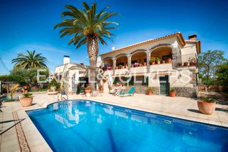 Casa  Carrer requesens. Arquitectura tradicional con piscina y privacidad
