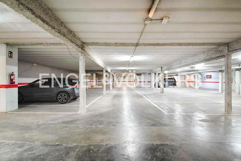 Foto ca7ca3b8-ea66-4e8e-b01c-65e6b8f4d79f. Motorcycle parking in Poble Nou-Olivar Gran Figueres