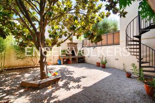 Casa aparellada  Carrer balmes. Casa con dos viviendas independientes y consultorio en zona resi