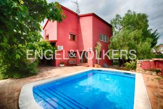 Xalet  Carrer carmençó. Tu oasis de tranquilidad en empuriabrava