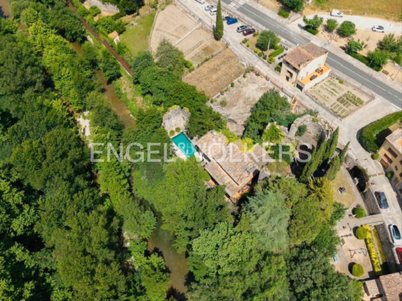 Foto ac95e57f-a5db-46af-bf9c-1846fb77e38c. Chalet impresionante villa con historia y lujo en el castell de sant llorenç en Sant Llorenç de la Muga
