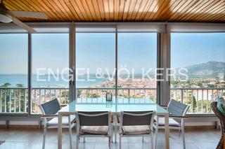 Pis a Carrer cant dels ocells 38. Amplio apartamento renovado con vistas espectaculares