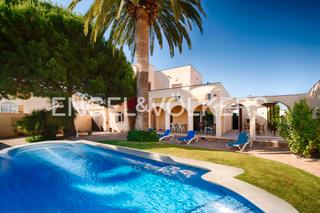 Xalet  Carrer alberes. Villa mediterranea con orientacion sur-oeste
